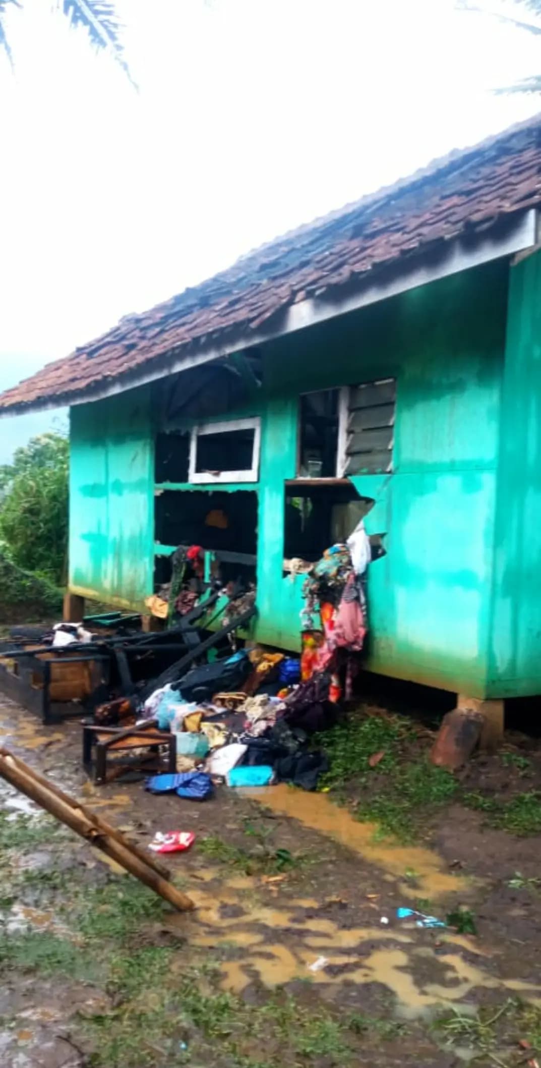Petugas dan warga menangani dampak kebakaran permukiman