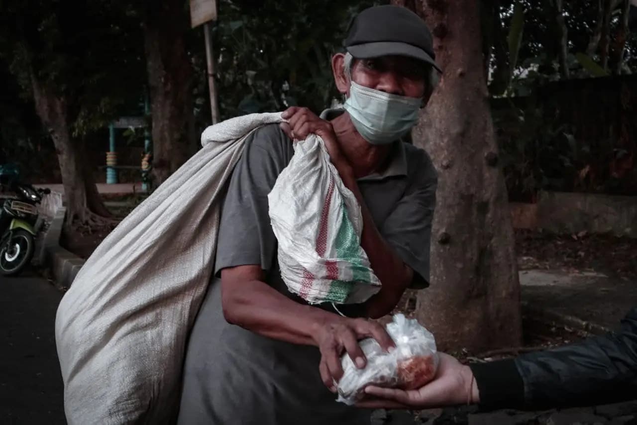 Kegiatan komunitas menyiapkan bantuan sosial untuk masyarakat