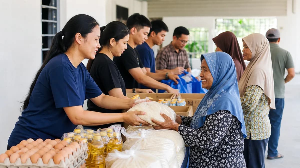 Relawan menyalurkan donasi sembako dan bantuan pangan kepada warga