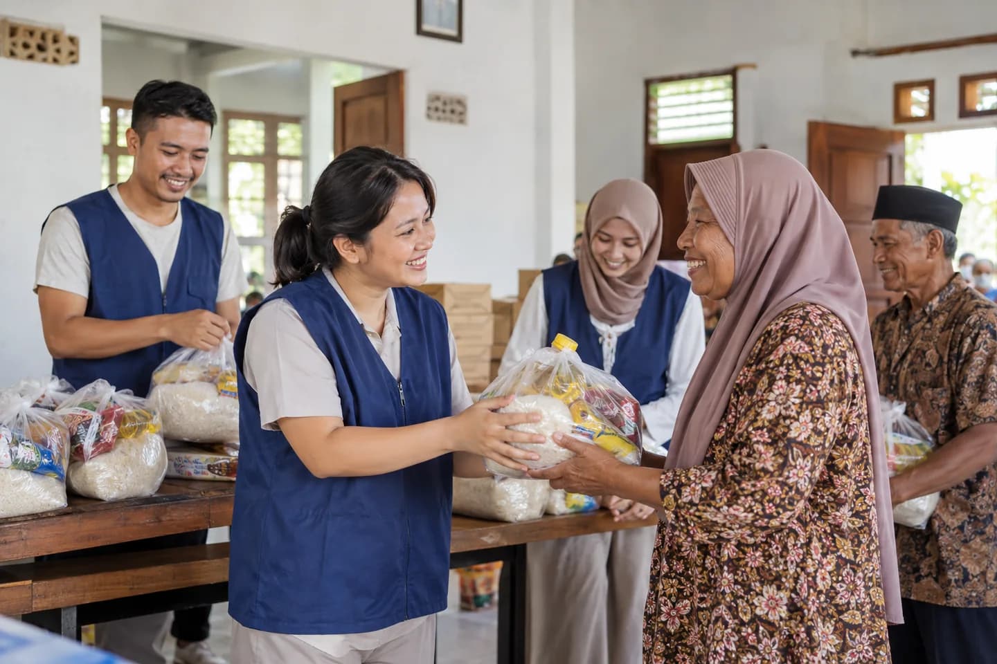 Relawan Rumah Berkat menyerahkan bantuan kepada masyarakat