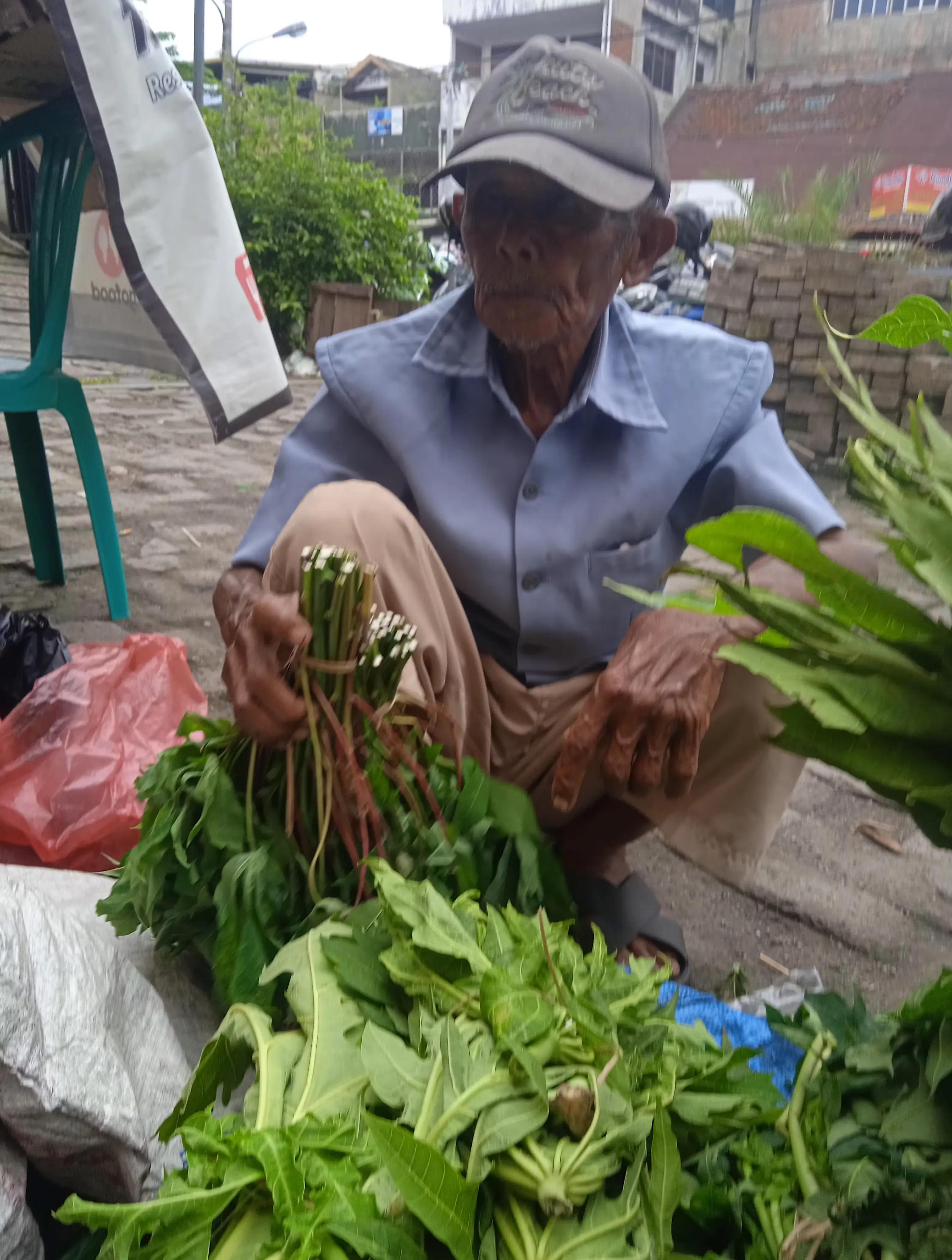 donasi-di-usia senja, seharusnya mereka menikmati masa tu